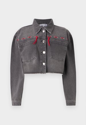 Lühendatud hall denim jakk pika varrukaga, kahe esitaskuga, hõbedaste nööpidega ja punaste aktsentidega õlgade ümber.