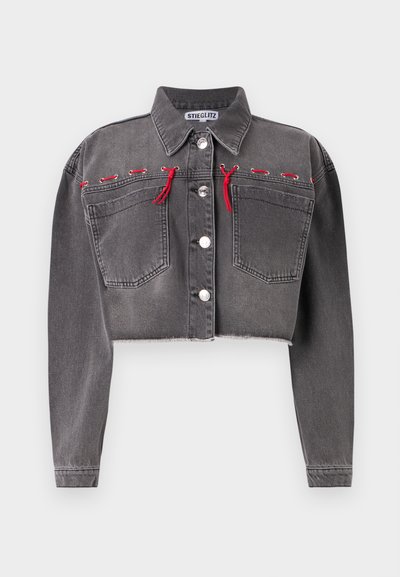 Skuren grå denimjacka med långa ärmar, två framfickor, silverknappar och röda detaljer som går längs axlarna.