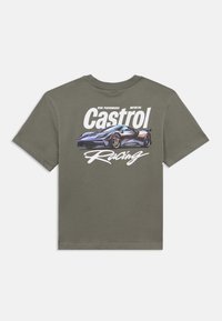 Μπλούζα από βαμβάκι σε ελιά πράσινο με σχέδιο αγωνιστικού αυτοκινήτου και έντονο λευκό κείμενο "Castrol Racing". Σχεδιασμένη με κοντά μανίκια και στρογγυλή λαιμόκοψη.