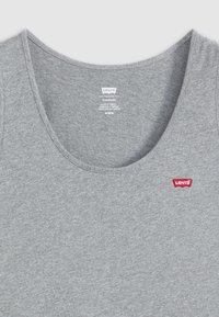 Débardeur en coton gris avec un col large et un petit logo Levi's rouge à gauche sur la poitrine. Texture douce, design décontracté adapté pour le superposition.