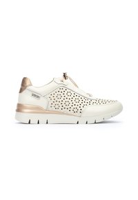 Baskets blanches en cuir avec un design perforé, accents métalliques dorés et une silhouette basse. Elles sont dotées d'une fermeture éclair et d'une semelle texturée.