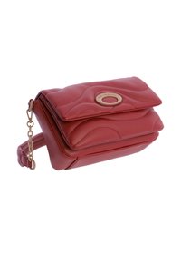 Bolso de cuero rojo con diseño acolchado, con un broche circular dorado y una correa de cadena. Forma rectangular compacta con una textura suave.
