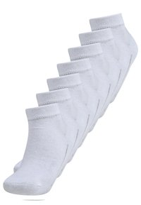 Chaussettes blanches de cheville en mélange de coton doux. Dotées de bords côtelés et d'une texture lisse. Sept paires disposées en rang.