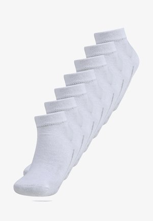 Hvide ankelstrømper lavet af blødt bomuldsblandingsmateriale. Har ribbede manchetter og en glat tekstur. Syv par vist i en række.
