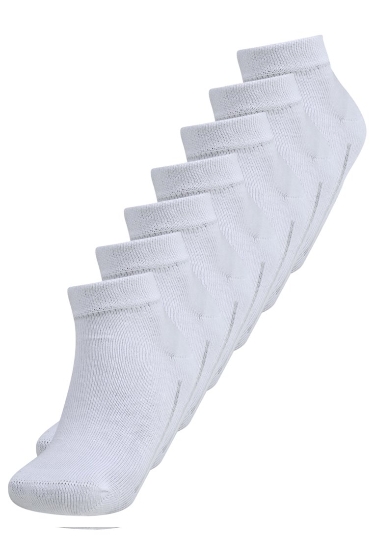Chaussettes blanches de cheville en mélange de coton doux. Dotées de bords côtelés et d'une texture lisse. Sept paires disposées en rang.