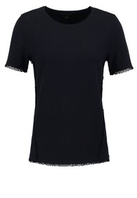 T-shirt a maniche corte blu navy realizzato in tessuto morbido con bordi sfilacciati lungo le maniche e i lati, caratterizzato da un colletto rotondo.