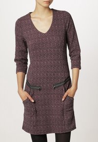 Vestito lavorato a maglia in malva scuro con un motivo testurizzato, scollatura a V, maniche a tre quarti e tasche con zip con dettagli neri.