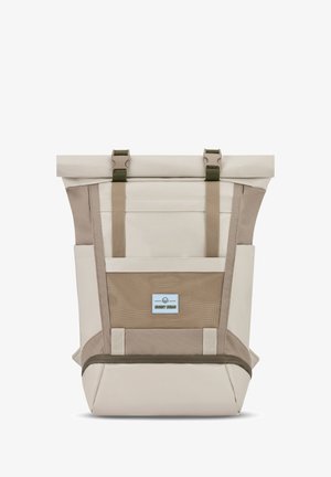 Reppu, jossa on rullattava kansi, vaalean beige ja khaki kangas, säädettävät hihnat, verkkotasku ja logopatch. Ominaisuuksia ovat jämäkkä muoto ja vahvistettu pohja.