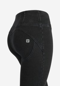 Freddy WR.UP® CORE PUSH-UP - Farkkuleggingsit - jeans nero cuciture in tono