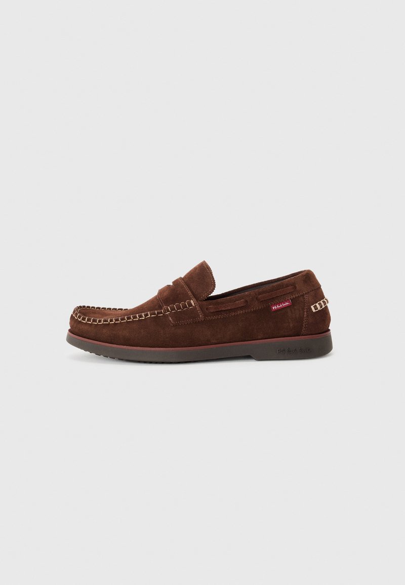 Mocassins en suede marron avec un bout arrondi, des détails cousus le long du bord et une semelle en caoutchouc. Présente une petite étiquette de marque sur le côté.