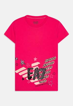 T-shirt rose vif à manches courtes avec grand logo EA7 en paillettes noires, rayures roses à imprimé léopard et motifs décoratifs d'étoiles.