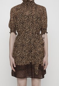 Vestido de estampado de leopardo en marrón claro y negro, con mangas cortas abullonadas, un cuello fruncido, un lazo en la cintura y un dobladillo en capas.