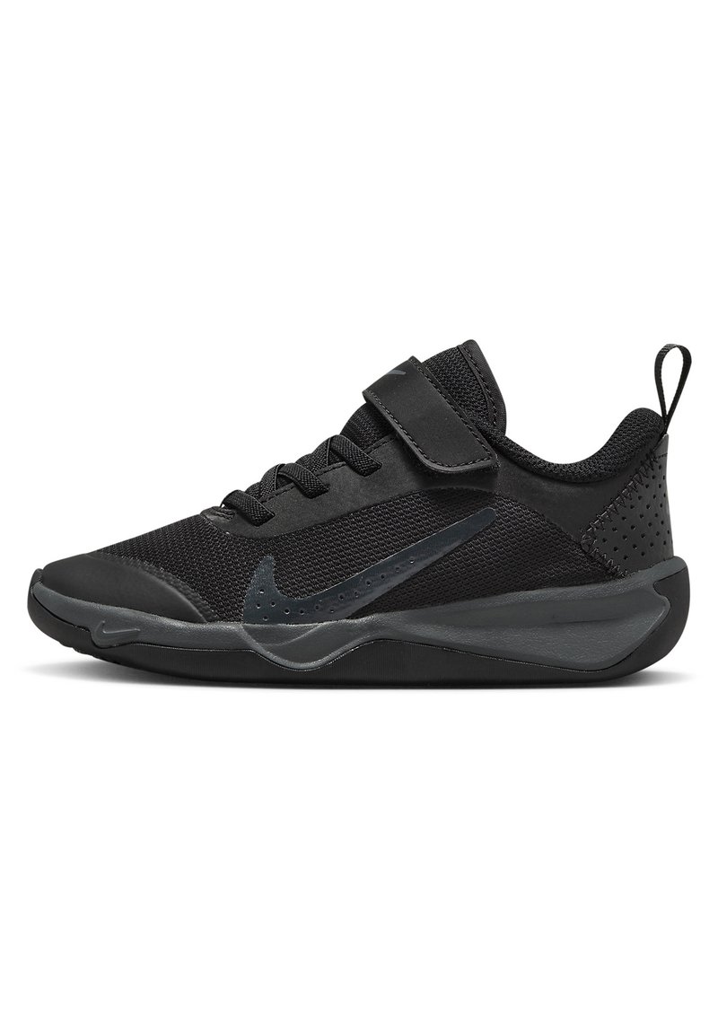 Czarne buty sportowe z siateczkową górą, okrągłym czubkiem, wyściółką na kołnierzu, paskiem na rzep oraz teksturowaną podeszwą o gładkim wykończeniu.