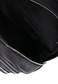 Borsa in pelle nera con superficie testurizzata, dotata di cerniere in argento e un interno in tessuto nero, che presenta un compartimento con cerniera all'interno.