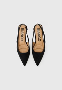 Črne semiš slingback petke s koničastim nosom, ki imajo odprt hrbet in oblazinjen vložek, označene z "BIANCO" na podplatu.
