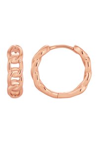 Due orecchini in oro rosa: uno con design a catena, l'altro è un orecchino a cerchio liscio e rotondo. Entrambi hanno una finitura lucida con una texture sottile.