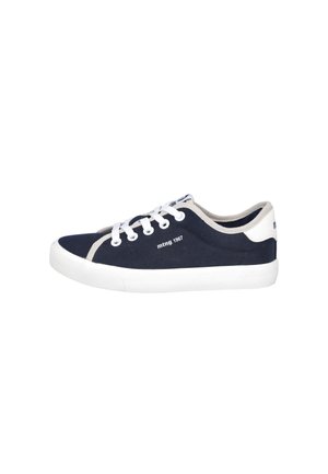 Zapatilla de lona azul marino de caña baja con cordones blancos, suela de goma blanca y "mtng 1967" impreso en el lateral.