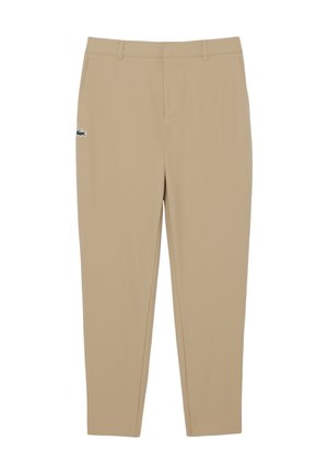 Beige slim-fit broek met riemlussen, zijzakken en een klein groen krokodillenlogo op de linker bovenbeen.