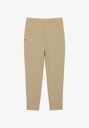 Beige slim-fit broek met riemlussen, zijzakken en een klein groen krokodillenlogo op de linker bovenbeen.