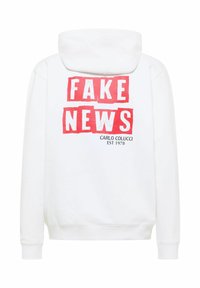 Witte hoodie met grote rode grafische tekst "FAKE NEWS" en mernaam "CARLO COLUCCI EST 1978" op de achterkant. Zachte stof, klassieke pasvorm.