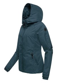 Mėlynas atsparus vandeniui džemperis su kapišonu, visišku užtrauktuku ir užtraukiamomis šoninėmis kišenėmis. Savybė yra elastinės rankovės ir apvalus logotipas kairėje rankovėje.