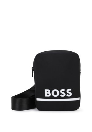 Malá čierna kabelka cez rameno s bielym logom BOSS a horizontálnym pruhom, so zipsom a nastaviteľným popruhom.