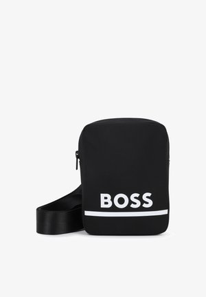 Lille sort crossbody taske med hvidt BOSS-logo og vandret stribe, med lynlås og justerbar rem.