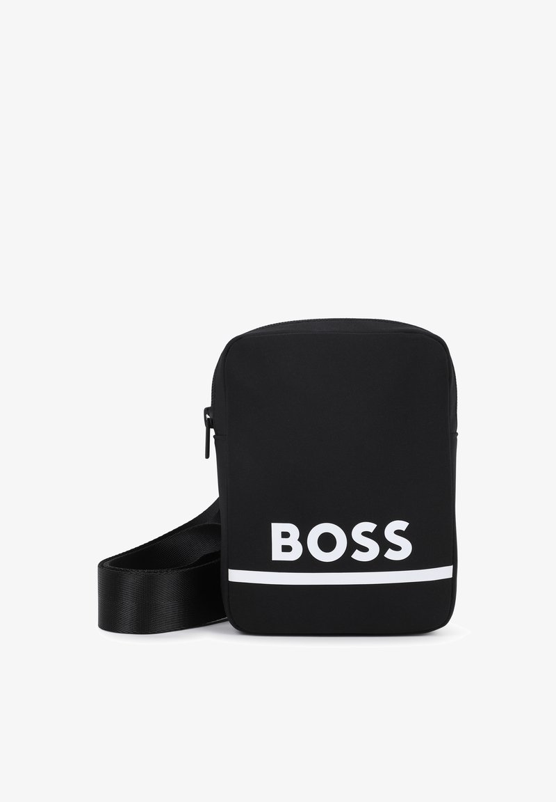 Petit sac bandoulière noir avec logo BOSS blanc et bande horizontale, doté d'une fermeture éclair et d'une sangle ajustable.