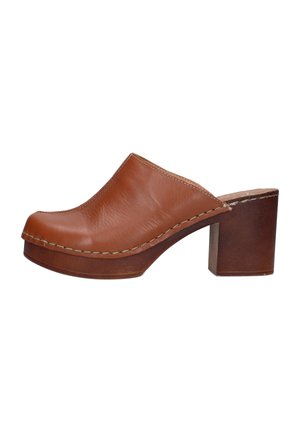 Zoccolo marrone in pelle slip-on con suola platform in legno e tacco a blocco spesso, con cuciture visibili lungo il bordo superiore.