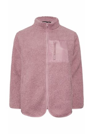 Veste en polaire rose avec un col haut, fermeture éclair avant et une poche poitrine en tissu lisse. Matériau doux et texturé sur l'ensemble.