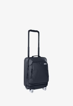 Zwarte koffer op wielen met uitschuifbare handgreep, voorvak met rits, soepele wielen en stoffen buitenkant. Branding aanwezig aan de voorkant.