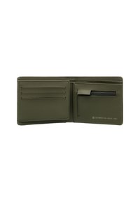 Cartera de piel verde con múltiples ranuras para tarjetas, un bolsillo con cremallera y un logo en relieve. Textura suave y diseño minimalista.