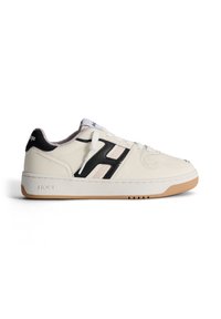 Witte sneaker met zwarte en roze accenten. Gestructureerde bovenkant, ronde neus en rubberen zool. Veters en merkembleem op de tong. Laag model.