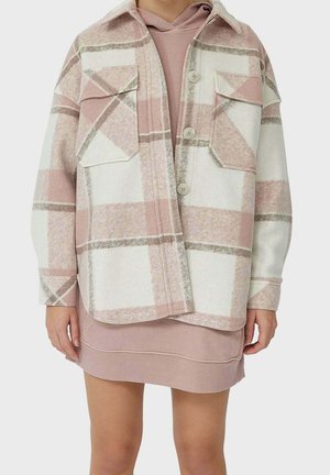 Lichtroze en wit geruite blousejas over een stofroze capuchontrui-jurk bij een persoon.