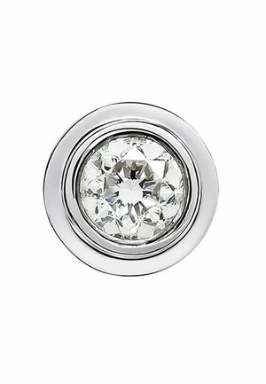 Pendiente de botón redondo de oro blanco con un diamante redondo cortado brillante en engaste tipo bisel sobre fondo blanco.