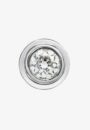 Pendiente de botón redondo de oro blanco con un diamante redondo cortado brillante en engaste tipo bisel sobre fondo blanco.