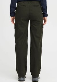 Groene cargo broek met een elastische tailleband, zijzakken en een ontspannen pasvorm. De stof lijkt zacht met een matte afwerking.