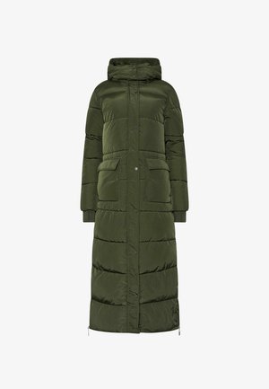 Lunga giacca a vento verde oliva con cappuccio, caratterizzata da una chiusura con zip, bottoni a pressione, due tasche frontali e polsini a costine. Texture liscia e lunghezza fino al ginocchio.