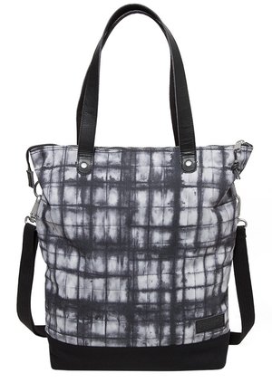 Stofftasche mit schwarz-weißem Karomuster, schwarzen doppelten Ledergriffen, abnehmbarem schwarzem Schultergurt und Reißverschluss oben.