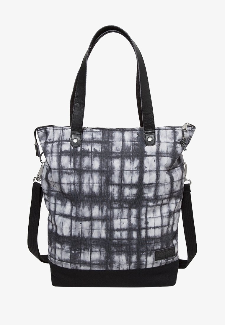 Sac fourre-tout avec motif à carreaux noir et blanc, doubles poignées en cuir noir, bandoulière noire amovible et fermeture éclair supérieure.