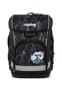 Sac à dos noir avec motif d'éclair, accents réfléchissants, une poche avant, et un autocollant graphique d'un personnage tenant une arme. Logo Ergobag affiché.