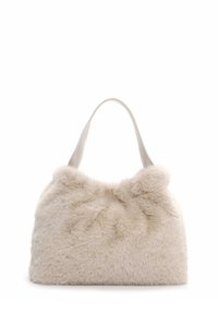 Zachte beige nepbont handtas met een enkele gladde leren schouderband en geplooide bovenkant op een witte achtergrond.