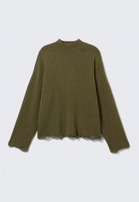 Pull à manches longues en tricot côtelé vert olive avec des bords bruts et effilochés sur les poignets et l'ourlet, posé à plat sur un fond blanc.