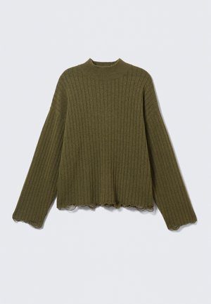 Pull à manches longues en tricot côtelé vert olive avec des bords bruts et effilochés sur les poignets et l'ourlet, posé à plat sur un fond blanc.