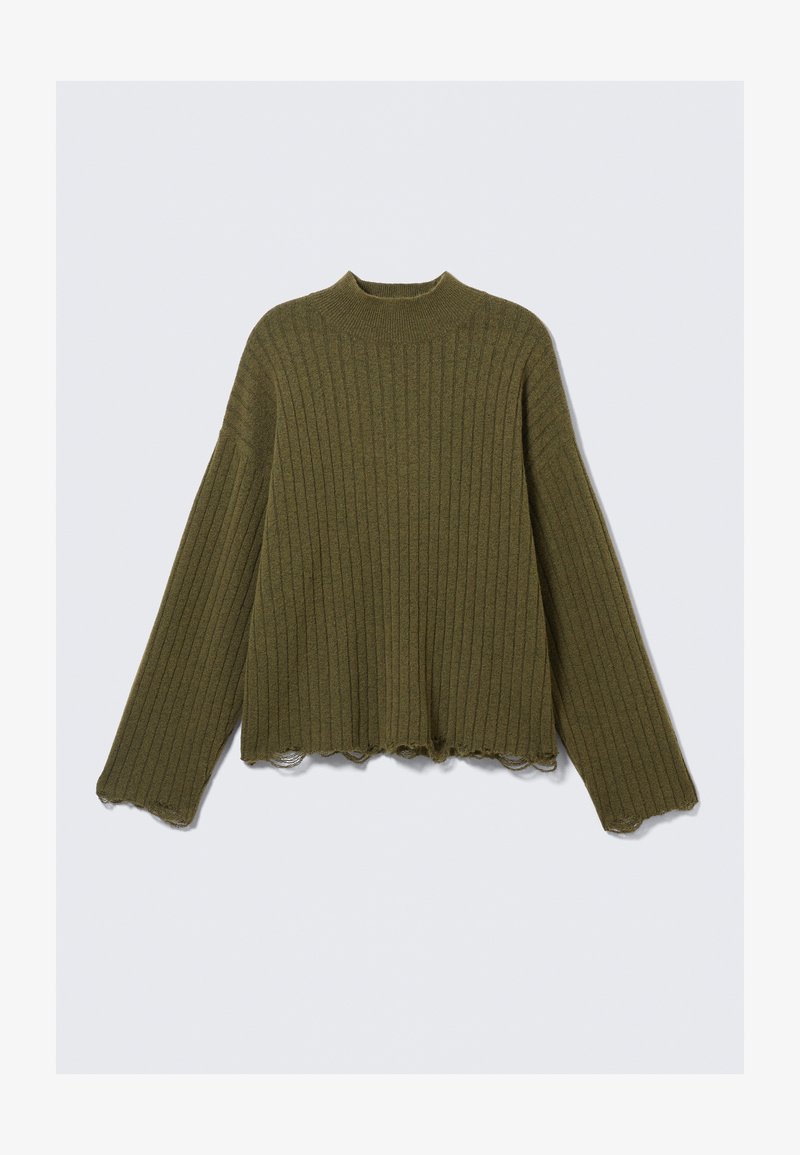 Μακρυμάνικο ελαιόχρωμο ριγέ πλεκτό πουλόβερ με ακατέργαστες, φθαρμένες άκρες στα μανίκια και το στρίφωμα, τοποθετημένο επίπεδο σε λευκό φόντο.