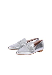 Zilveren loafers met een textuur, geïnspireerd op reptielen. Puntige neusdesign, lage houten hak en een brede overlaydetail op de bovenkant.