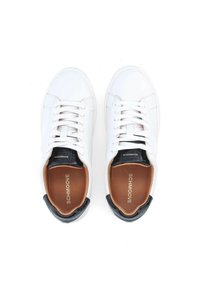 Des baskets en cuir blanc avec des accents en relief noirs au niveau du talon. Bout arrondi, lacets plats et une semelle intérieure beige arborant le logo "SCHMOOVE".