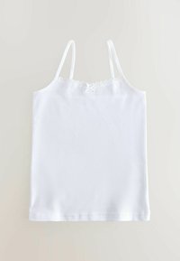 Witte katoenen top met dunne spaghettibandjes, kantafwerking langs de halslijn en een kleine strikdetail op de achterkant. Gladde textuur.