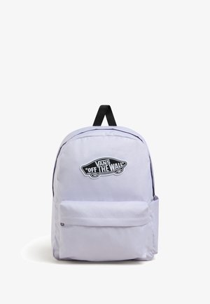 Jasnofioletowy plecak z tkaniny z czarną naszywką logo "VANS" oraz przednią kieszenią, wyposażony w górny uchwyt i czarne szelki.