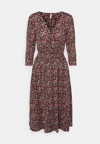 Svart blommig klänning med djup V-ringning, trekvartsärmar, elastisk midja och en svängande kjol med små röda och vita blommönster.